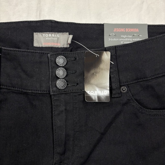 NEW Torrid Jeggings Stretch Shorts Black Womens Size 18 Denim 3 Button Jorts - Picture 2 of 9